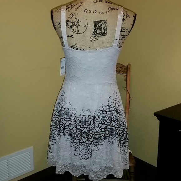 SOLD IN BUNDLE Free People lace dress. - Picture 3 of 4