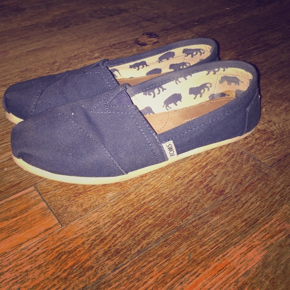 Navy Canvas Toms 👟