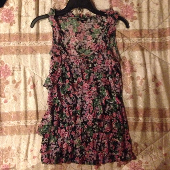 🌸Express floral tank with ruffles🌺