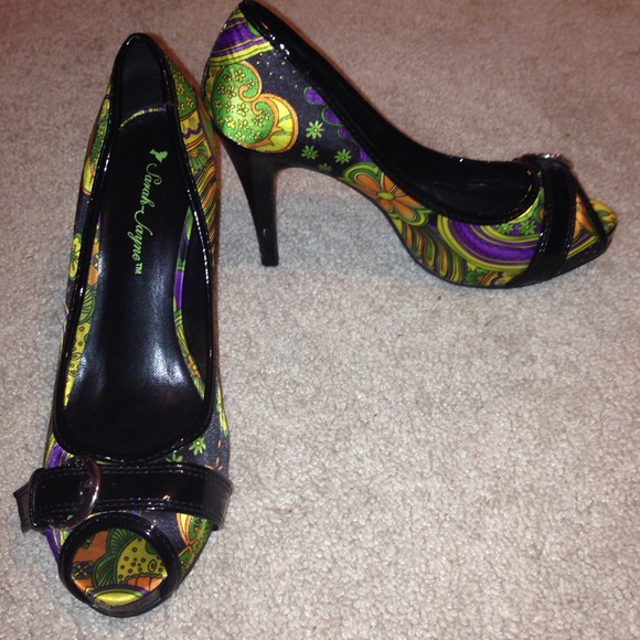 Sarah Jayne pumps!