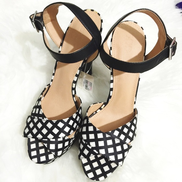 Shoes - BUY 1 GET 1 FREE DEAL😆😆..Gingham peep toe heels