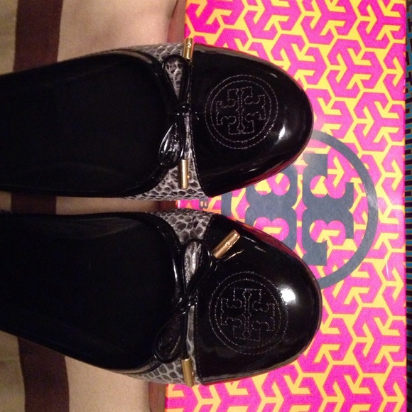 Tory Burch Grey animal print shoes - Picture 2 of 4