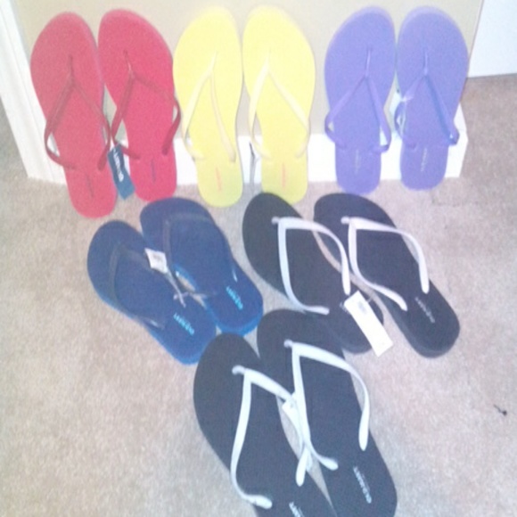 6 pair of flip flops different colors and sizes