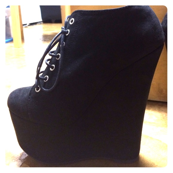 Sway black wedge heels! 👠