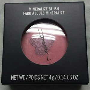Mac Mineralized blush in "Giggly".