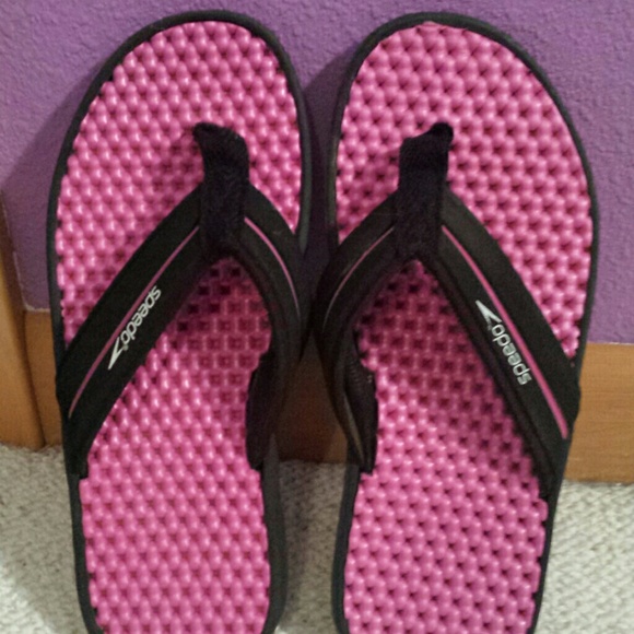 Speedo pink and black flip flops size 8 nv worn