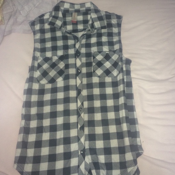 Sleeveless shirt
