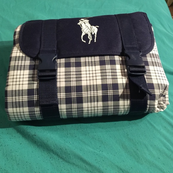 Polo blanket in navy blue and white checkered