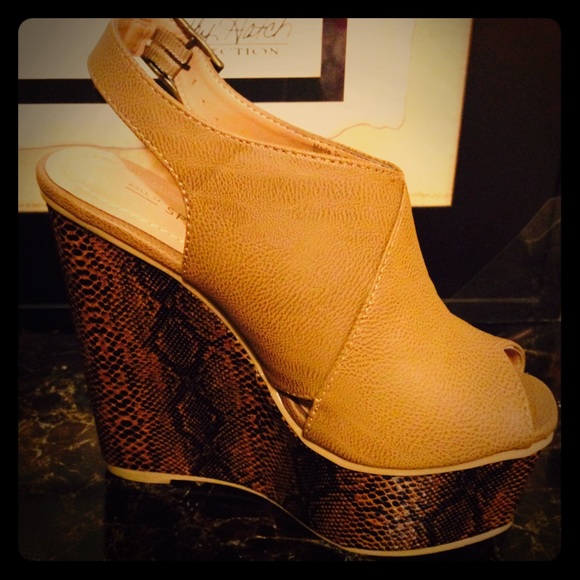 Cute snake print sling back wedges