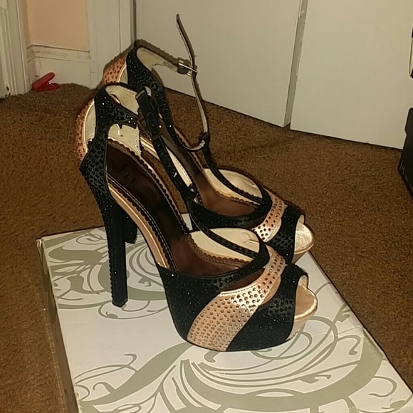 Shoes - Picture 4 of 4