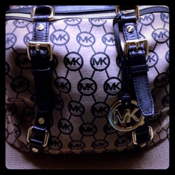 Authentic Michael Kors pre own bought it on here. - Picture 1 of 4