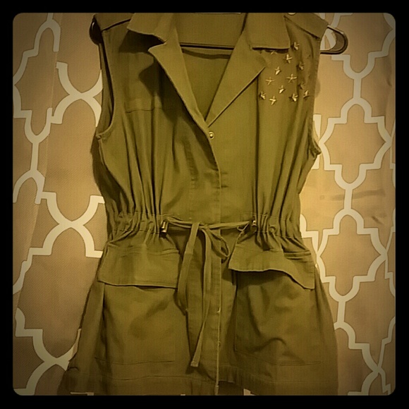 Sleeveless army green jacket