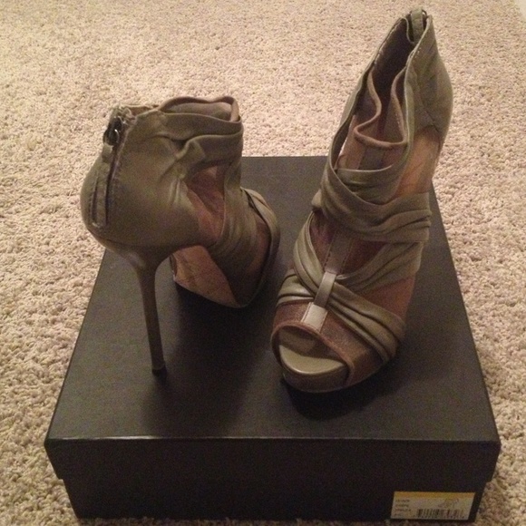 💜Host Pick 4/13 ☺ L.A.M.B. Crepe Booties in Taupe - Picture 3 of 4