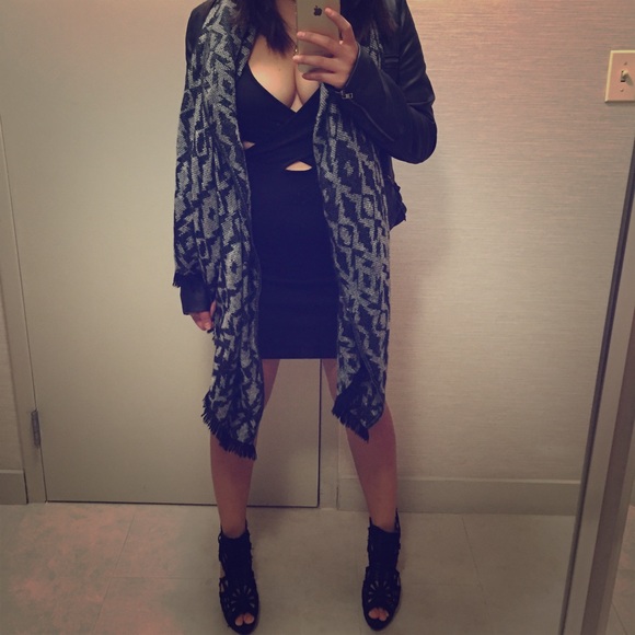 Cleavage v neck long sleeve little black dress