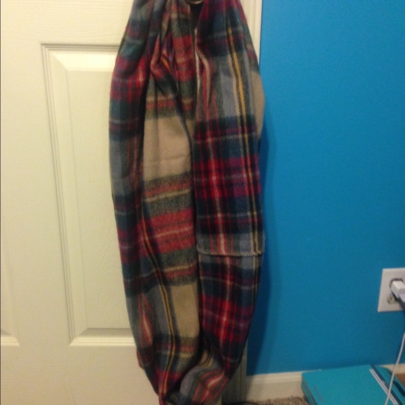 ❌ SOLD❌NWOT Tan Red Green Plaid Infinity Scarf - Picture 2 of 2