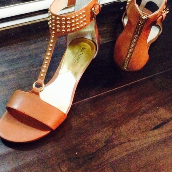 ❌❌SOLD❌❌MK leather studded Sandals - Picture 3 of 4