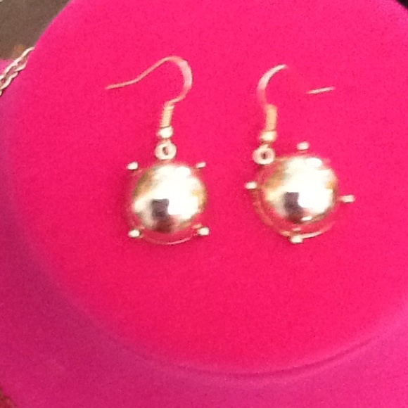 Gold waterfall necklace and earrings. - Picture 3 of 3