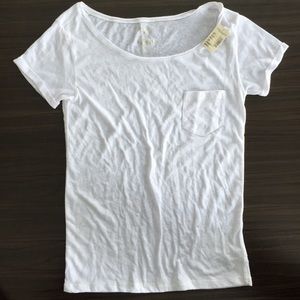 SOLD 🚫🚫🚫American eagle white scoop neck shirt