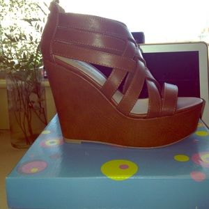 TAN WEDGES BY SODA