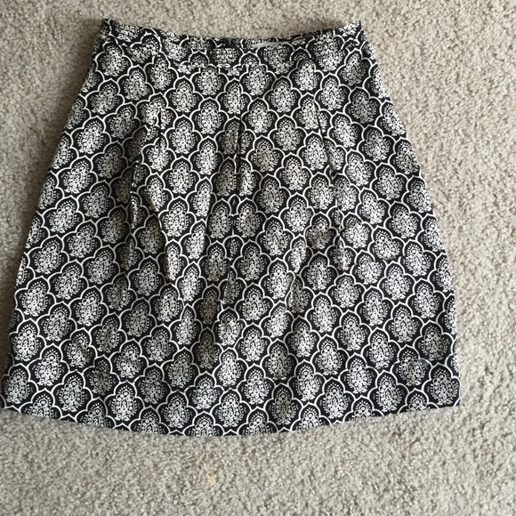 Black and white print skirt from Loft. Sz 0