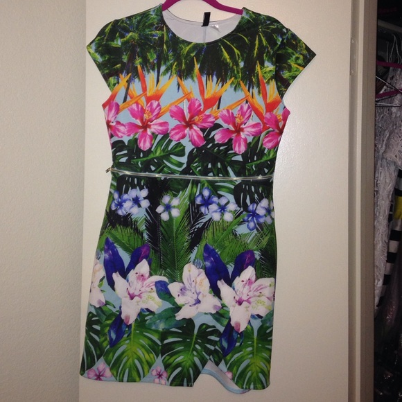 One piece dress - Picture 3 of 4