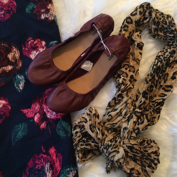 Shoes - 🆕 Marsala color trend ballet flats.