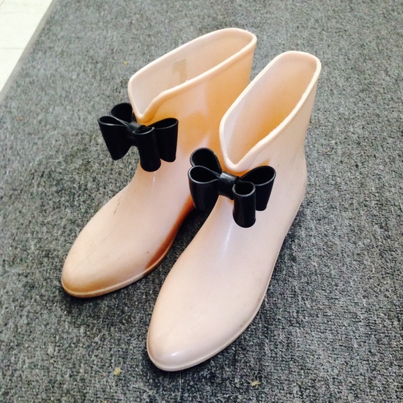 Nude bow rain boots