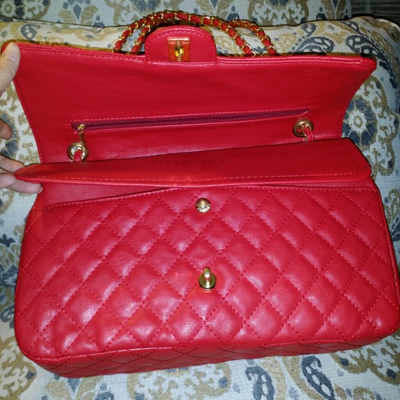 Red handbag (Hold to @nataliedelly)