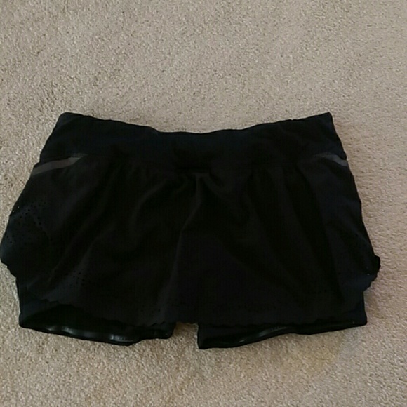 Lululemon skort. EUC. Size 4.