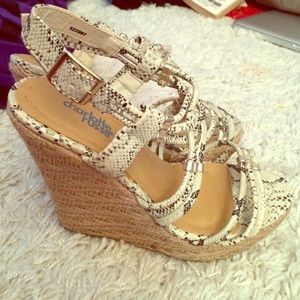 Alligator print wedges
