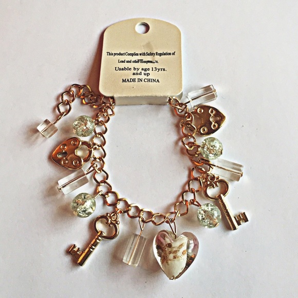 ❗️🚫SOLD❗️'Lover's Key' Charm Bracelet - Picture 2 of 2