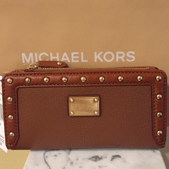 MICHAEL Michael Kors Clutches & Wallets - 🎉HP 2/27🎉  Michael Kors "Big Valley"  wallet NWT