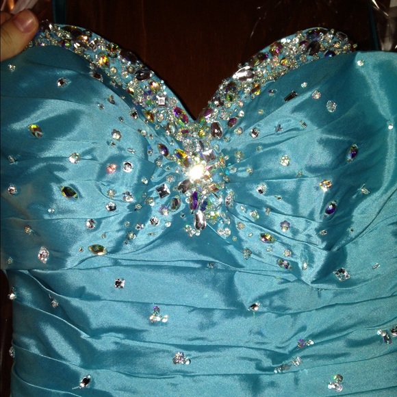 Prom dress - Picture 2 of 4