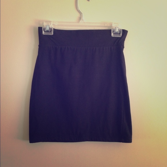 ❗️SOLD ❗️Forever 21 Plain Black Skirt