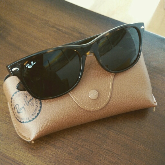 Ray-Ban RB2132 New Wayfarer Sunglasses in tortoise