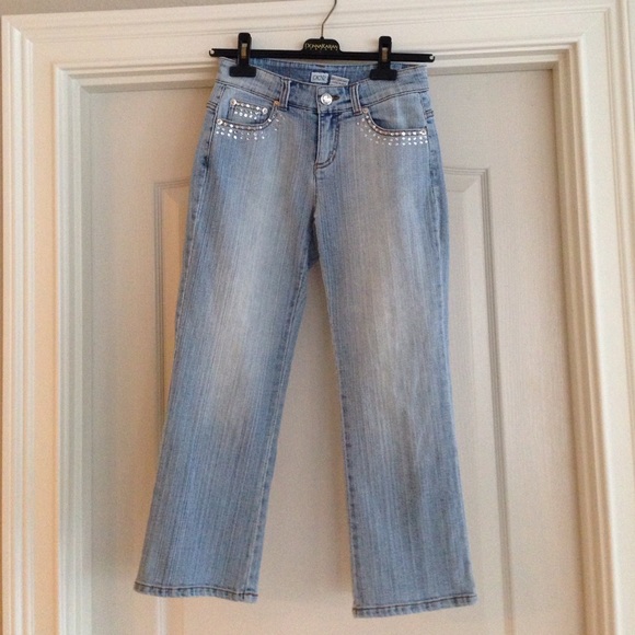 Cache denim Capri with rhinestones.