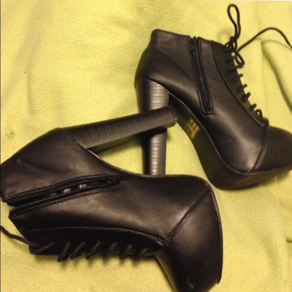 black booties 👠
