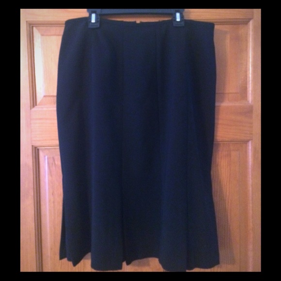 Jasper knee length skirt w/bottom edge accents