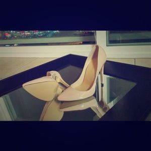 Sexy nude glossy patent pointy heels!