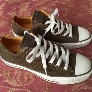 Brand new low top Converse mens 5 women's 7