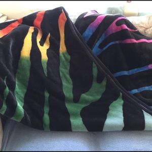 BUNDLED/HOLDING Queen sized soft blanket