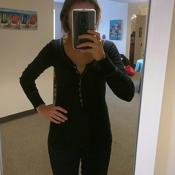 Form fitting black long sleeve top