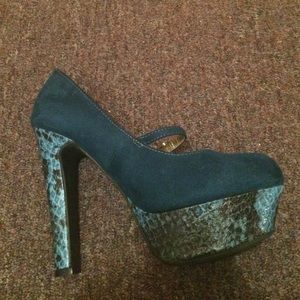 Platform heels with snake sole details