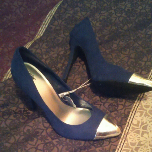 Navy blue heels with silver toe tip New never worn