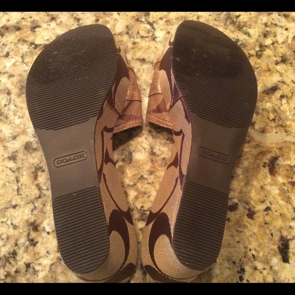 Coach logo patterned tan and gold sandals - Picture 2 of 4
