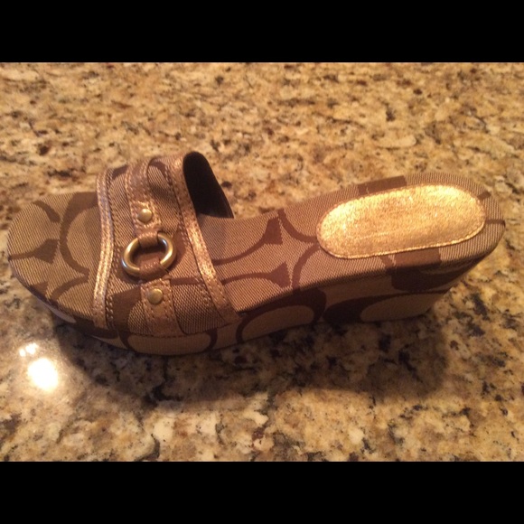Coach logo patterned tan and gold sandals - Picture 3 of 4