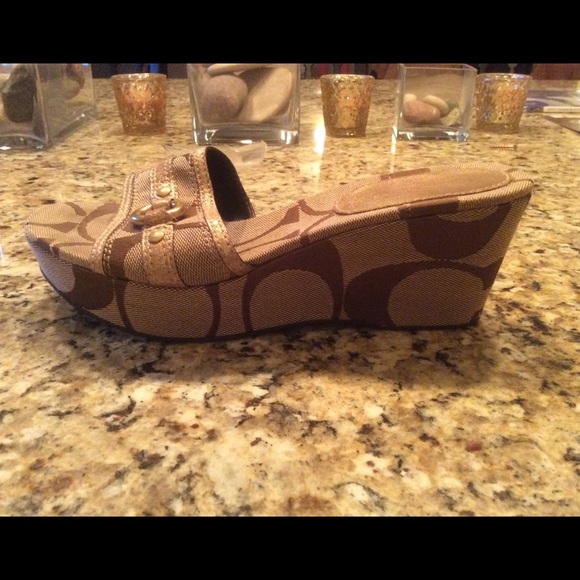 Coach logo patterned tan and gold sandals - Picture 4 of 4