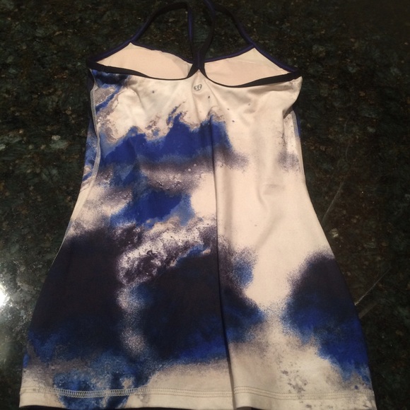 Lululemon power y tank size 4 :) - Picture 2 of 4