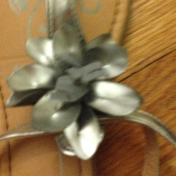 Cute Cherokee silver flower sandals - Picture 2 of 3