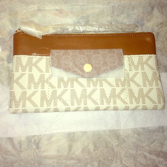 Beautiful Michael Kors Clutch 💗